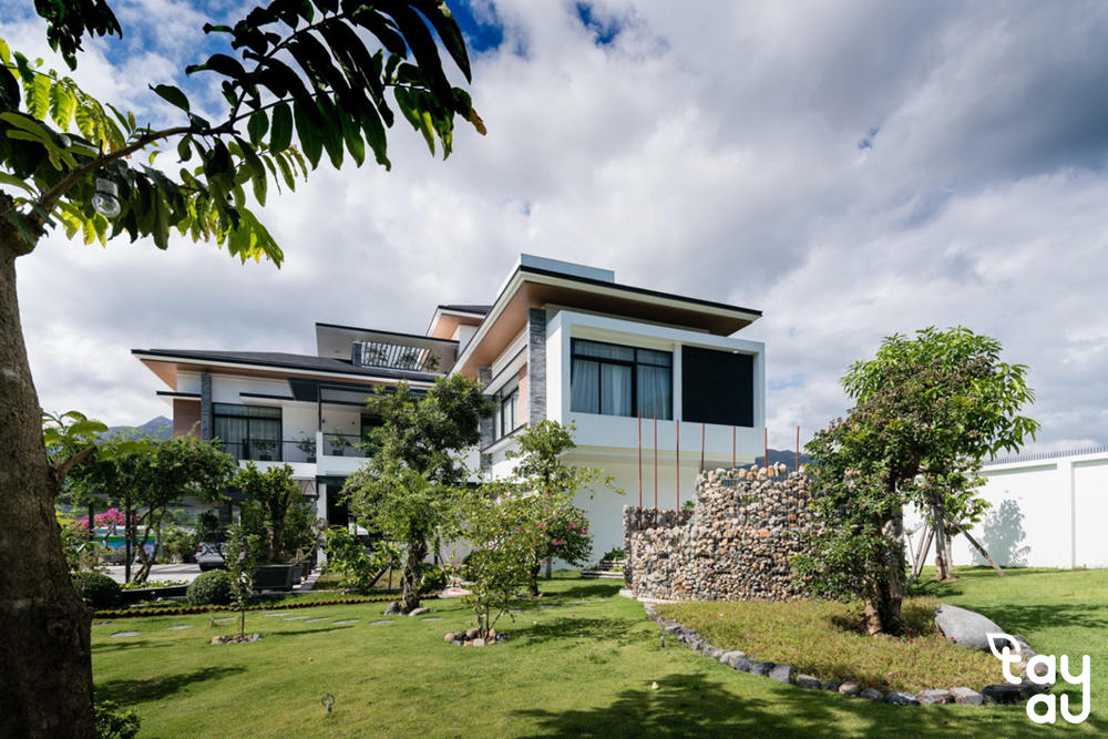 Design and Construction of Beautiful Villa Gardens in Ho Chi Minh City 9 thi cong san vuon biet thu tphcm 5